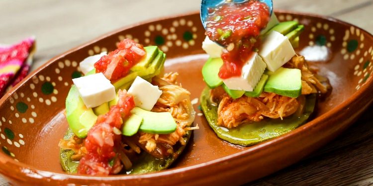 Sopes de Nopal con Tinga
