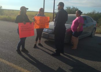  Bloquean madres de familia carretera a Bahía de Kino exigen funcionamiento de escuela CAME
