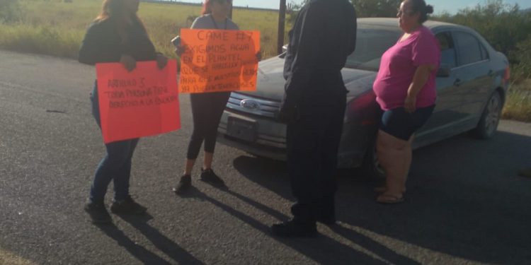  Bloquean madres de familia carretera a Bahía de Kino exigen funcionamiento de escuela CAME