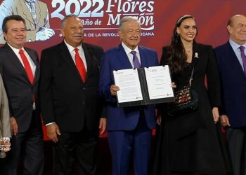 AMLO y diversos empresarios firman acuerdo para reducir canasta básica hasta en un 8%