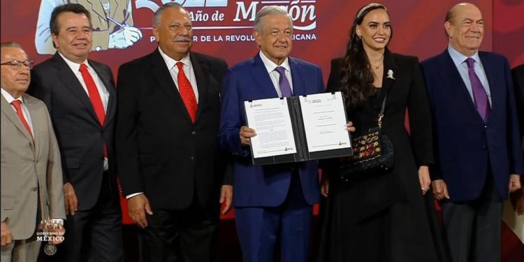 AMLO y diversos empresarios firman acuerdo para reducir canasta básica hasta en un 8%