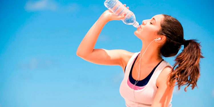 Mantén tu cuerpo bien hidratado… ¿Cuánta agua hay que beber al día?