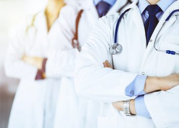 Emite gobierno convocatoria para contratar a 749 médicos extranjeros