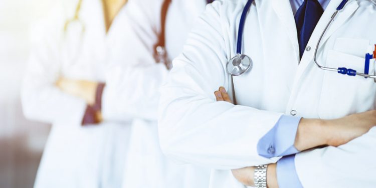 Emite gobierno convocatoria para contratar a 749 médicos extranjeros