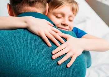 Pedir disculpas cuando te equivocas te conecta más con tus hijos