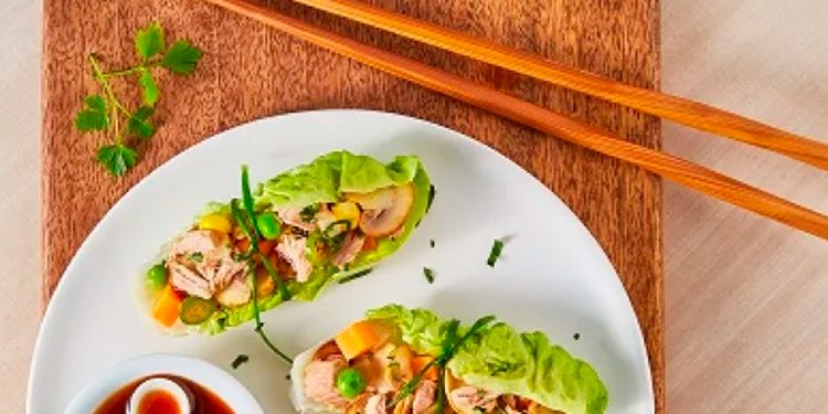 Tacos de lechuga con atún