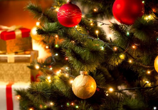 Cómo ahorrar electricidad al poner luces de Navidad