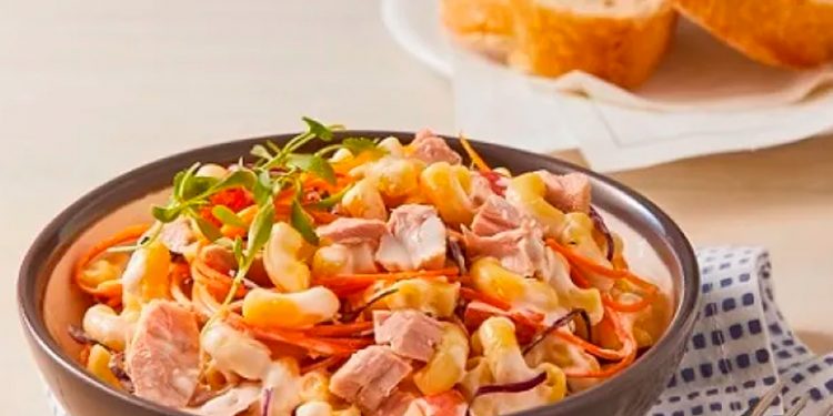 Pasta fría con atún y col