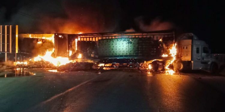 Fin de semana de asesinatos, incendios y bloqueos en Zacatecas