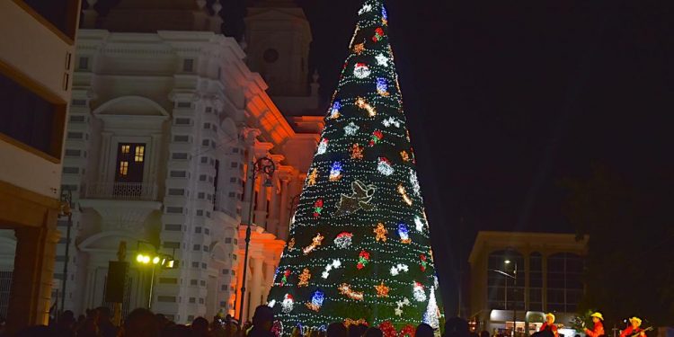 Llega el espíritu navideño a Hermosillo con el encendido del árbol navideño en la Plaza Zaragoza