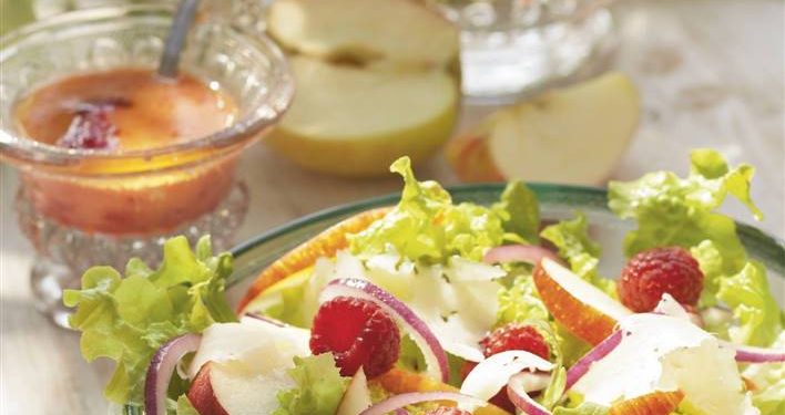 Ensalada con queso y frambuesas