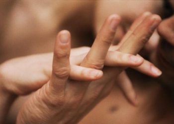 Estudio revela que las personas zurdas son mejores en la cama ¿Será?