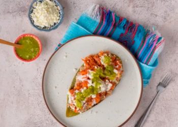 Huarache de Nopal con Tinga de Zanahoria
