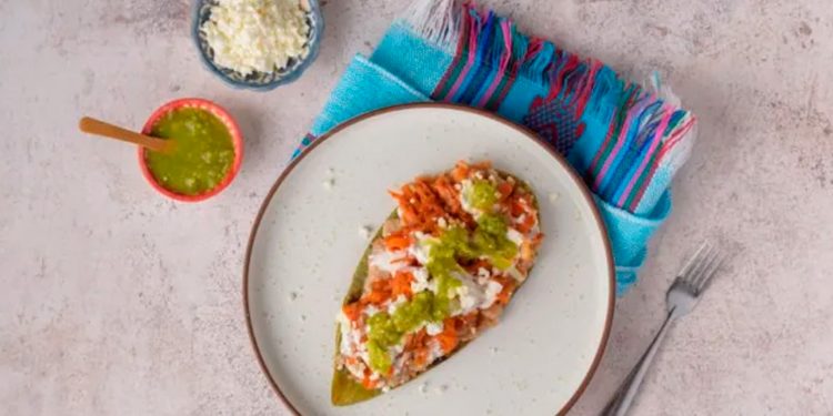 Huarache de Nopal con Tinga de Zanahoria