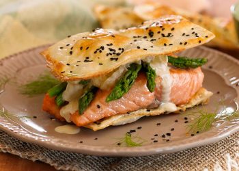 Hojaldre de salmón con salsa de queso y vino blanco