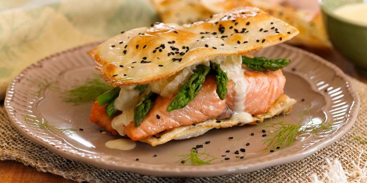 Hojaldre de salmón con salsa de queso y vino blanco