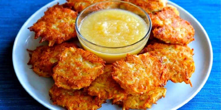 Tortitas fritas de quinoa con salsa de ajo