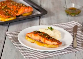 Salmón con Mantequilla de Cilantro