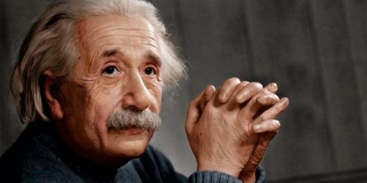 El momento en Einstein le sacó la lengua a los reporteros