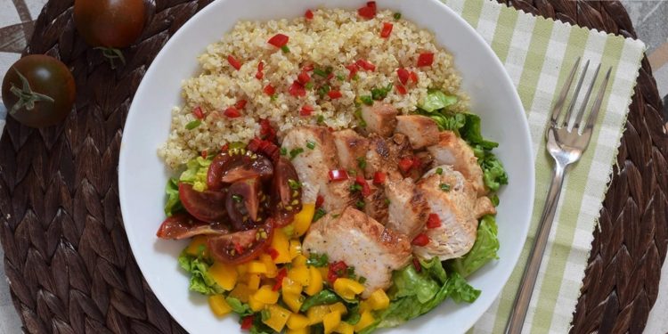 Ensalada de pollo y quinoa