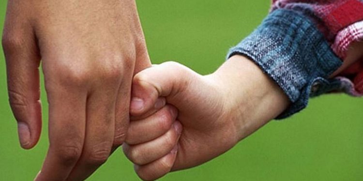 Temo decirle a mi hijo que es adoptado