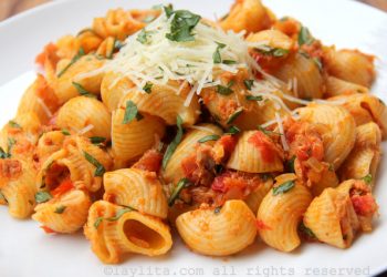 Pasta con atún  y tomate