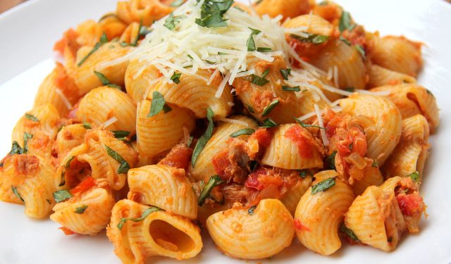 Pasta con atún y tomate