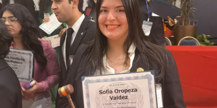 AZMUN reconoce a la estudiante sonorense Sofía Oropeza