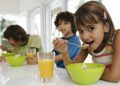 Esto contiene un buen desayuno para los niños