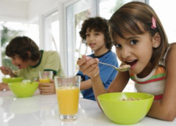 Esto contiene un buen desayuno para los niños