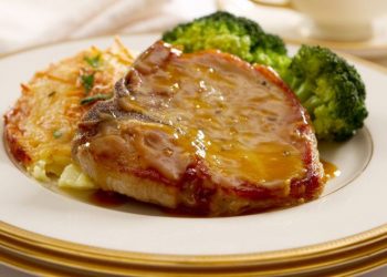 Chuletas de puerco bañadas de salsa de piña