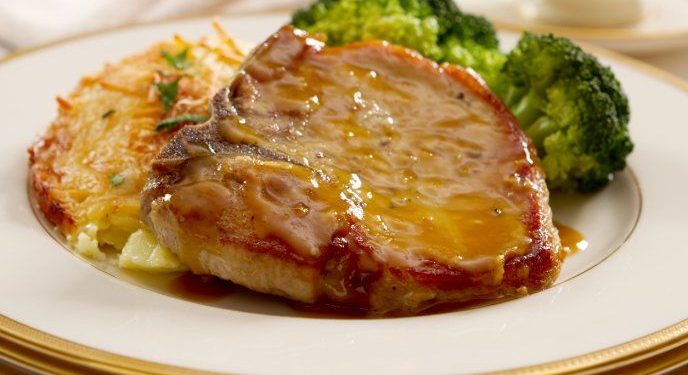 Chuletas de puerco bañadas de salsa de piña