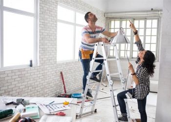 Consejos para evitar una accidente cuando usamos una escalera en casa