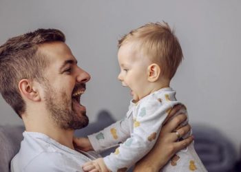 ¿Por qué los bebés dicen Papá como primera palabra?