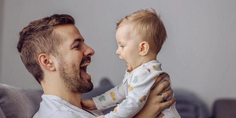 ¿Por qué los bebés dicen Papá como primera palabra?