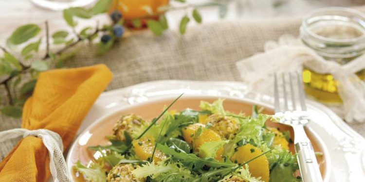 Ensalada de naranja, queso y pistachos