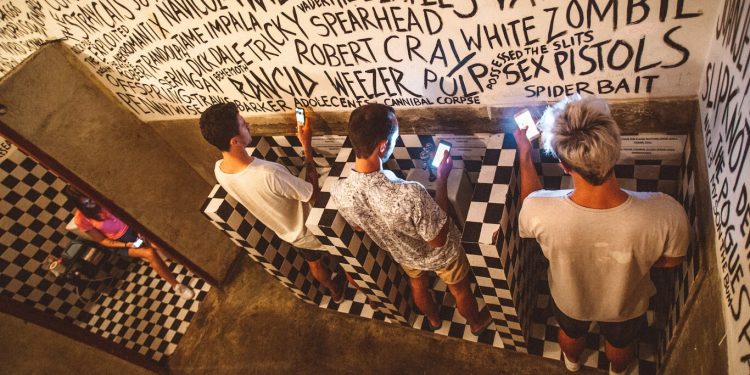 ¿Parado o sentado? cómo deben orinar los hombres