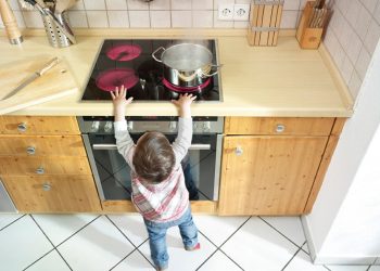 Si no puedes cerrar la Cocina, mejor sigue estas formas para evitar que los niños tengan un accidente