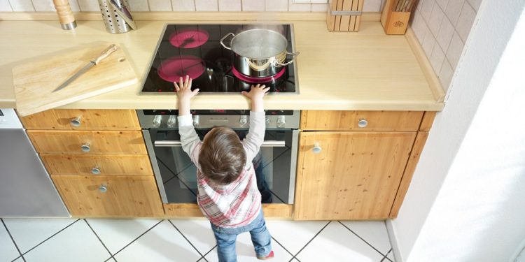 Si no puedes cerrar la Cocina, mejor sigue estas formas para evitar que los niños tengan un accidente