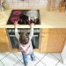 Si no puedes cerrar la Cocina, mejor sigue estas formas para evitar que los niños tengan un accidente