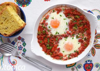 Huevos al horno en salsa de tomate