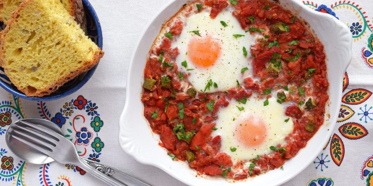 Huevos al horno en salsa de tomate