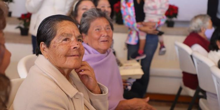 Trata con dignidad, respeto y amor al adulto mayor, como quieres que te traten a ti en tu vejez