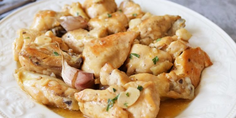 Cambia el menú por Pollo al ajillo