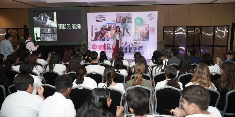 Sylvana Beltrones reconoce la importancia de guiar a los jóvenes en la era digital de manera segura y saludable