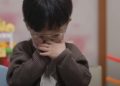 “Creo que no le agrado a mi mamá” y “Mi papá me da miedo cuando se enoja” son las frases de un niño Coreano que conmovió las Redes