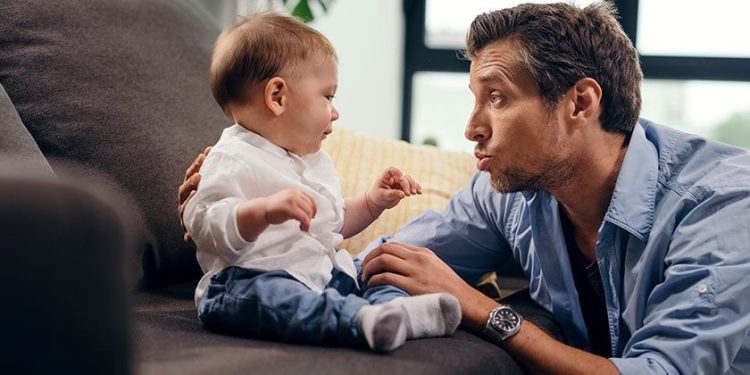 Papá antes que Mamá. Las primeras palabras del bebé