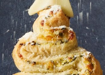 Brochetas de árbol de Navidad con espinacas y alcachofas