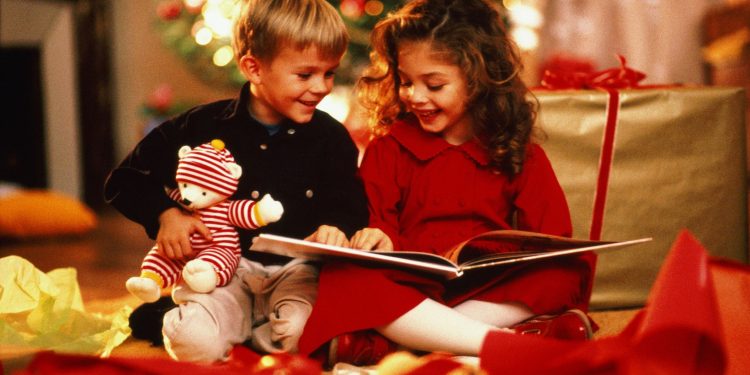 Lee un poema y pon en acción a los niños en Navidad. Divertido Juego para la familia