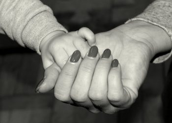 Cuando un hombre amenaza a una mujer con quitarle a los hijos esto sucede